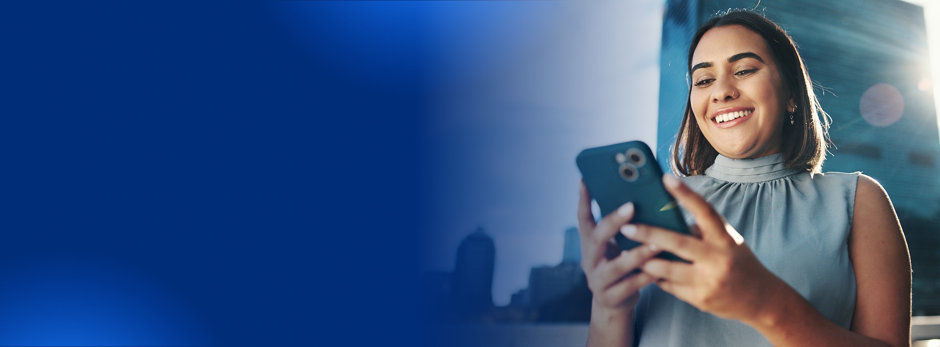 Associada Premium consultando o Clube de Benefícios pelo celular