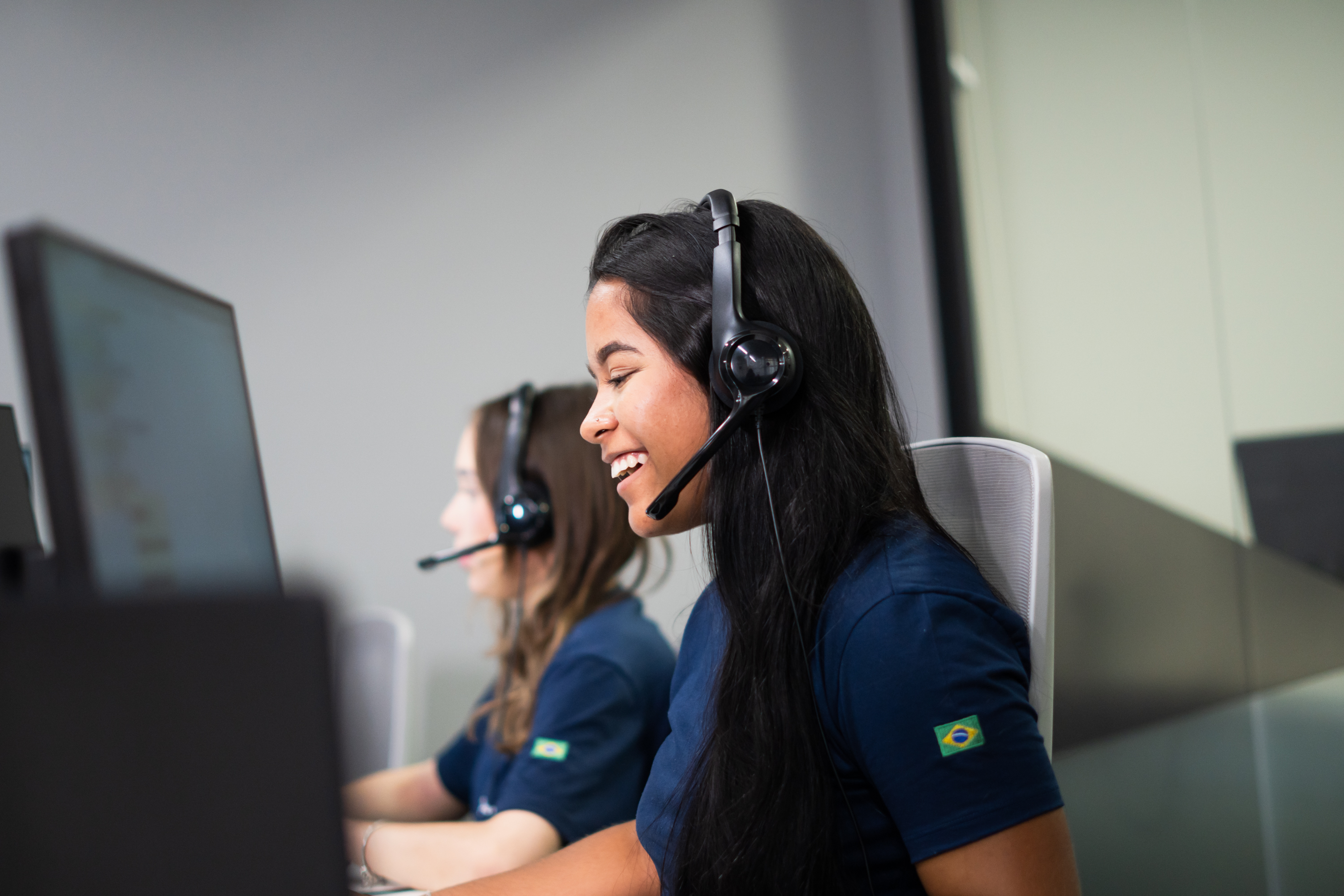 Atendente da Premium usando headset