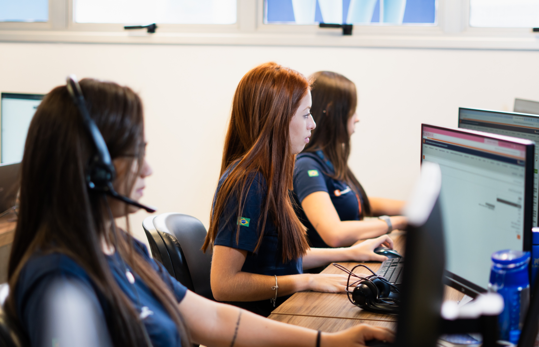 Equipe de atendimento da Premium usando headset