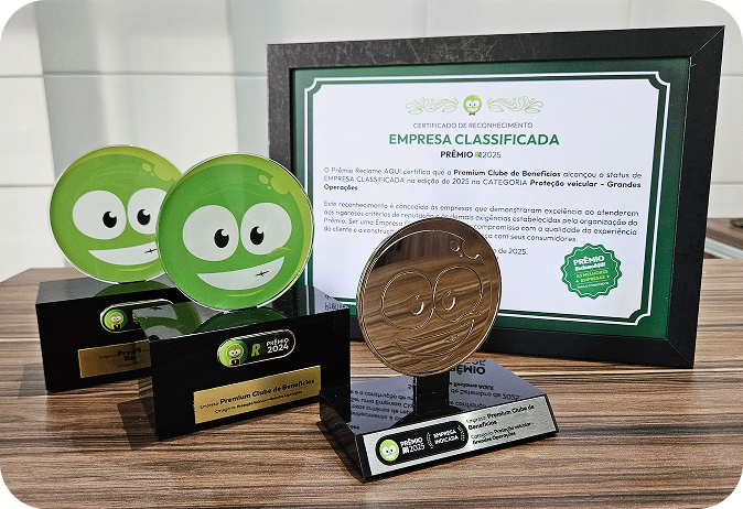 Troféus e certificado de reconhecimento do Prêmio Reclame Aqui conquistados pela Premium