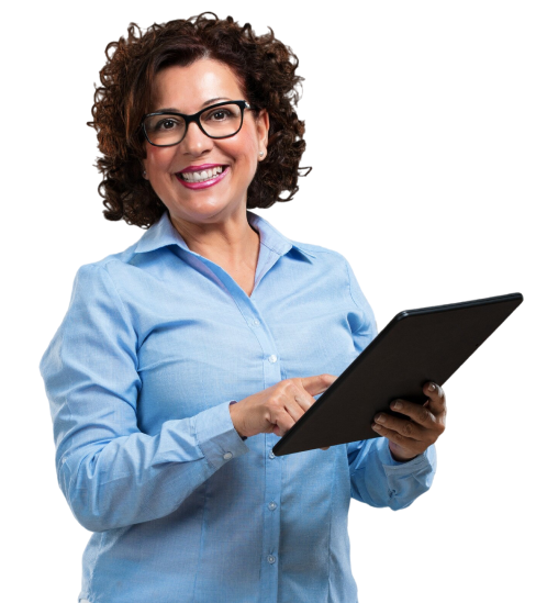 Consultora Premium sorrindo com um tablet nas mãos